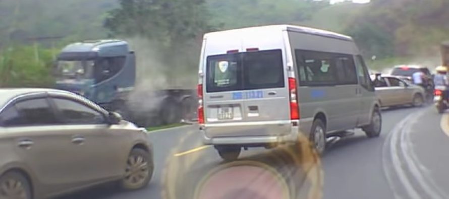 Φορτηγό εκτός ελέγχου προκαλεί ζημίες (video)