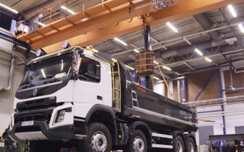 Ρίχνοντας 2 τόνους από 3,5 μέτρα σε φορτηγό της Volvo (video)