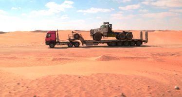 Εξαντλητικές δοκιμές για τα φορτηγά της Mercedes στην έρημο (video)
