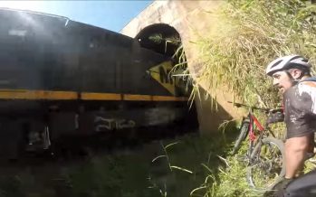Να γιατί δεν πρέπει να κάνεις ποδήλατο στις ράγες τρένου (video)