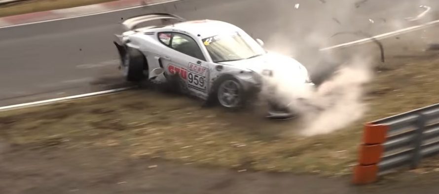 Σμπαράλια έγινε μια Porsche Cayman GT4 στην πίστα (video)
