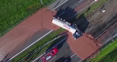 Ανατροπή φορτηγού που μετέφερε 12 τόνους σοκολάτα (video)