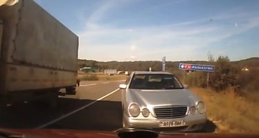 Δείτε μια μετωπική σύγκρουση με Mercedes (video)