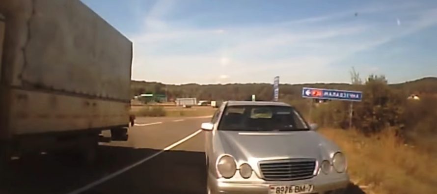 Δείτε μια μετωπική σύγκρουση με Mercedes (video)