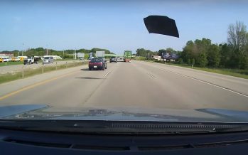 Έφυγε εν κινήσει το καπό από ένα Toyota Camry (video)