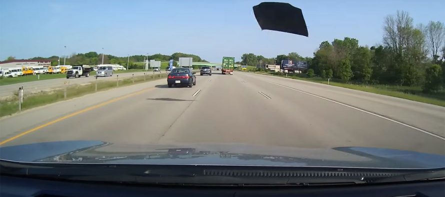 Έφυγε εν κινήσει το καπό από ένα Toyota Camry (video)