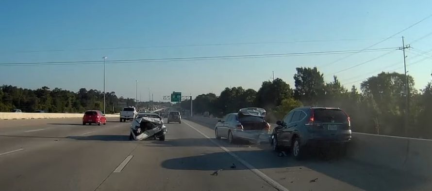Δείτε ένα Honda CR-V να πέφτει σε σταματημένα αυτοκίνητα (video)