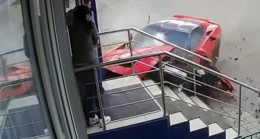 Είδαν μια Chevrolet Corvette να έρχεται κατά πάνω τους (video)