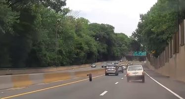 Έφυγε ο τροχός ενός Jeep εν κινήσει (video)