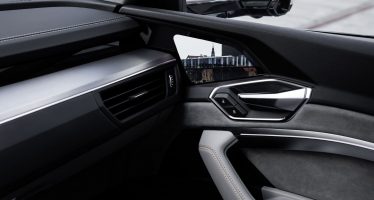 Με ενσωματωμένες οθόνες στις πόρτες το νέο Audi E-Tron