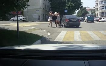 Η οδηγός μιας Mercedes μαλλιοτραβήχτηκε με πεζή (video)
