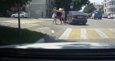 Η οδηγός μιας Mercedes μαλλιοτραβήχτηκε με πεζή (video)