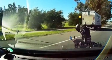 Μοτοσικλετιστής γλυτώνει στο χιλιοστό από φορτηγό (video)