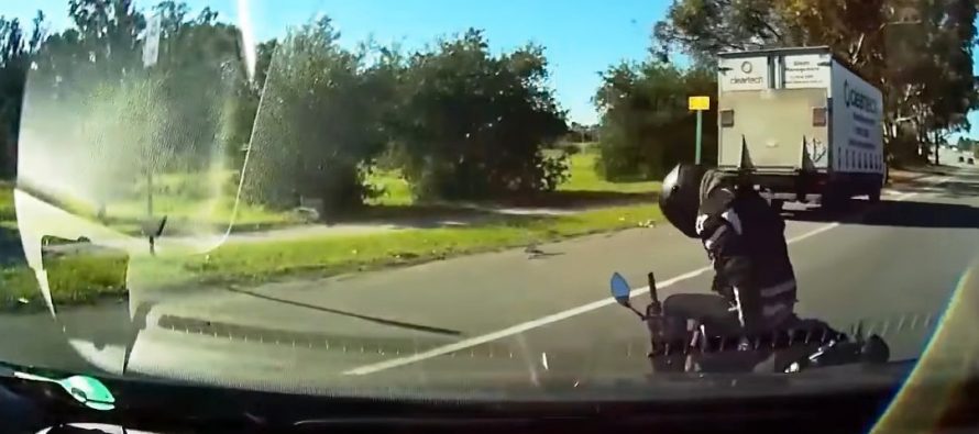 Μοτοσικλετιστής γλυτώνει στο χιλιοστό από φορτηγό (video)