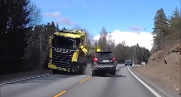 Δείτε ένα Volvo ΧC70 να συγκρούεται με φορτηγό Scania (video)
