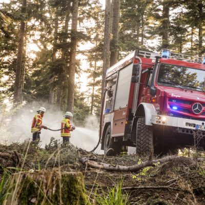 Extreme Waldbrandgefahr – Feuerwehr Kirchzarten bekämpft Brände mit hochgeländegängigem Unimog U 5023