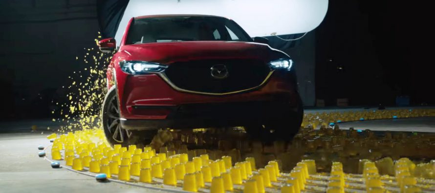 Mazda CX-5 περνά πάνω από ζελέ, αφρό και παγάκια (video)