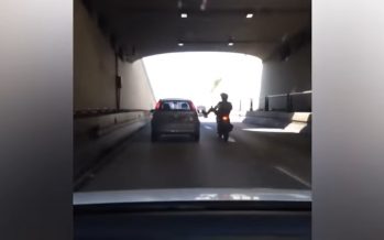 Κλοτσιά μοτοσικλετιστή σε αυτοκίνητο οδηγεί σε πτώση (video)