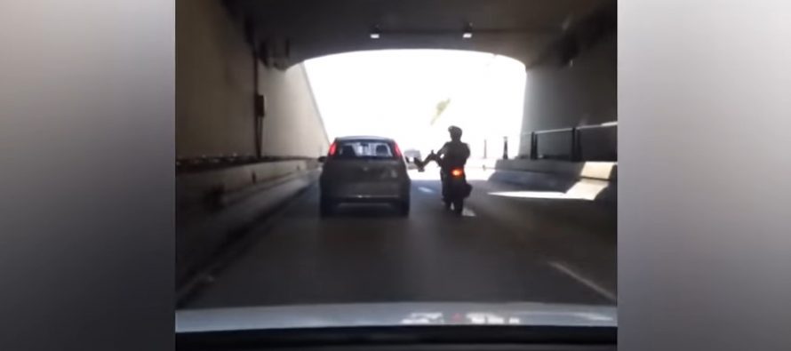 Κλοτσιά μοτοσικλετιστή σε αυτοκίνητο οδηγεί σε πτώση (video)