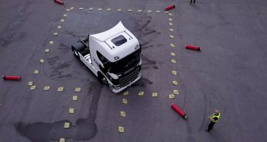 Οδηγοί αγώνων εκτελούν ασκήσεις ακριβείας με φορτηγό Scania (video)