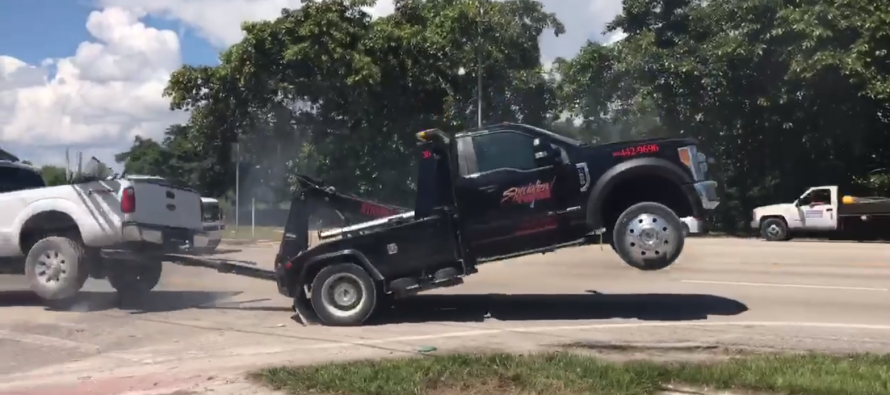 Ένα Ford F-150 προσπαθεί να ξεφύγει από το γερανό που το σηκώνει (video)
