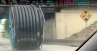 Μεγάλος σιδερένιος κύλινδρος σκορπίζει τρόμο σε αυτοκινητόδρομο (video)
