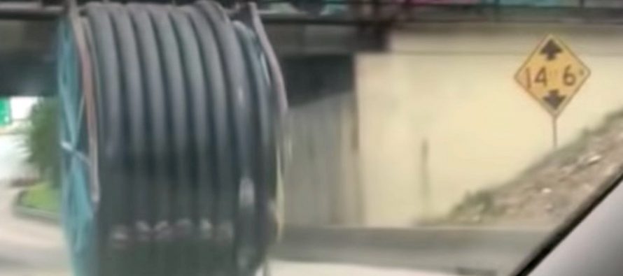 Μεγάλος σιδερένιος κύλινδρος σκορπίζει τρόμο σε αυτοκινητόδρομο (video)