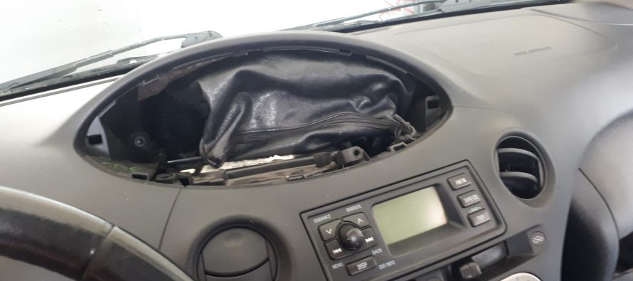 Έκρυψε τα κλοπιμαία στον αερόσακο του αυτοκινήτου (video)