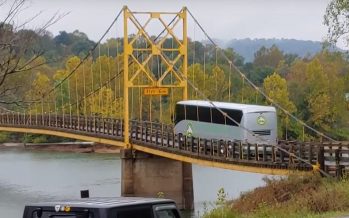 Λεωφορείο βάρους 35 τόνων διασχίζει γέφυρα που αντέχει 10 τόνους (video)