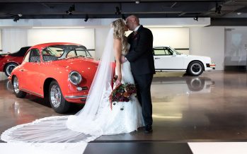 Παντρεύτηκαν εν κινήσει μέσα σε μια Porsche Cayenne