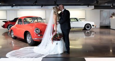 Παντρεύτηκαν εν κινήσει μέσα σε μια Porsche Cayenne