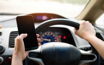 Εκατοντάδες παραβάσεις για χρήση κινητού τηλεφώνου στην οδήγηση
