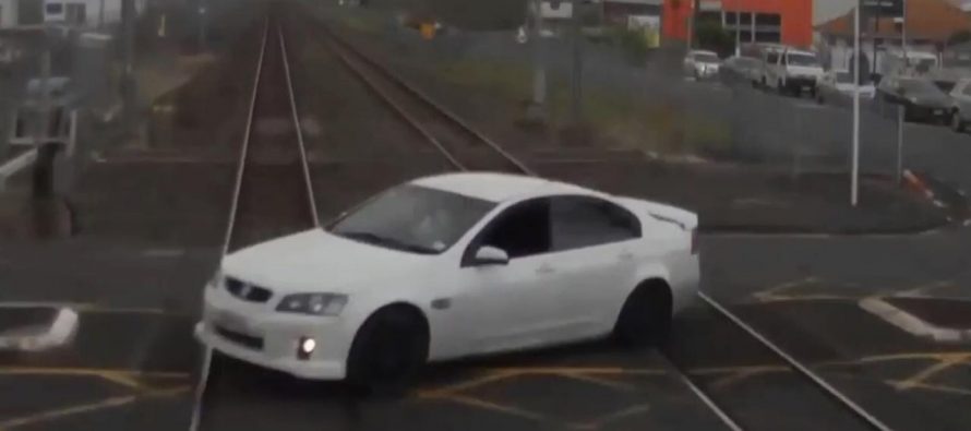 Ελαφριά σύγκρουση αυτοκινήτου με τρένο (video)