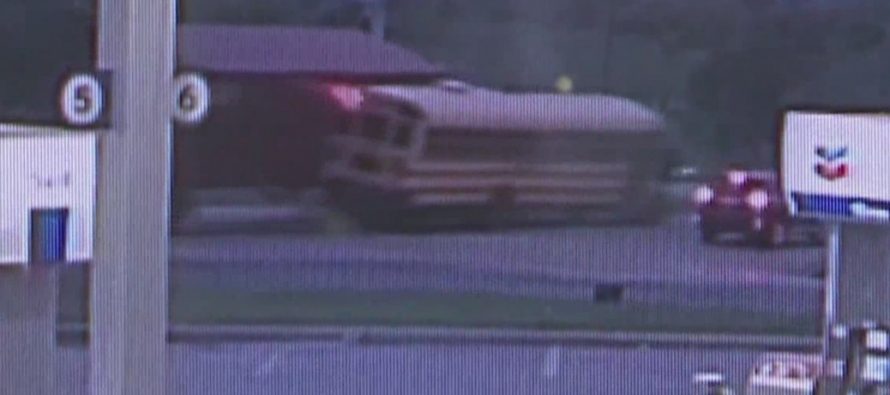Σύγκρουση σχολικού λεωφορείου με φορτηγό-δέκα μαθητές τραυματίες (video)
