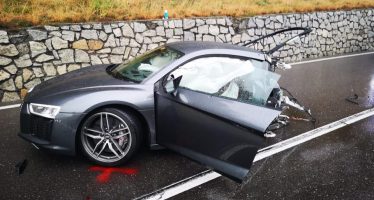 Κόπηκε στα δυο Audi R8 αλλά ο οδηγός δεν έπαθε τίποτα