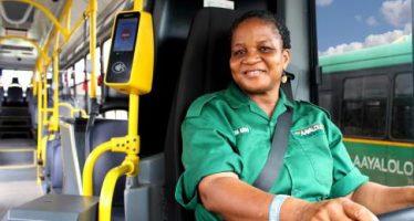 Γνωρίστε τις γυναίκες που οδηγούν λεωφορεία και φορτηγά Scania (video)