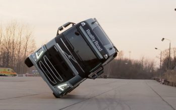 Τράκτορας της Volvo ισορροπεί στους δυο τροχούς (video)