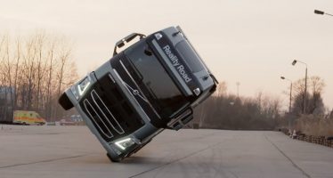 Τράκτορας της Volvo ισορροπεί στους δυο τροχούς (video)