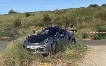 Σε χωμάτινο προστατευτικό ανέβηκε μια Porsche 911 GT3 RS (video)