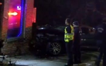 Πάνω σε μπαρ έπεσε η οδηγός ενός Ford Mustang (video)