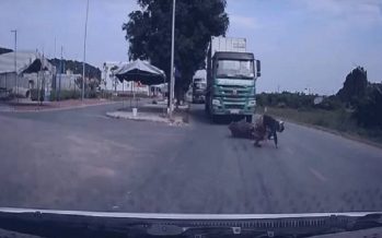 Μοτοσικλετιστής παραλίγο να βρεθεί κάτω από τις ρόδες φορτηγού (video)
