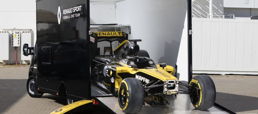 Χωράει ένα μονοθέσιο της Formula 1 μέσα στο Renault Master;