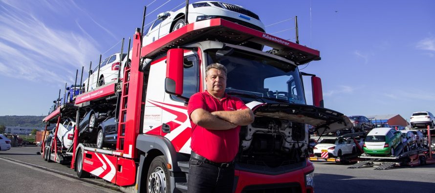 Ο οδηγός φορτηγού που έχει μεταφέρει 20.000 Skoda