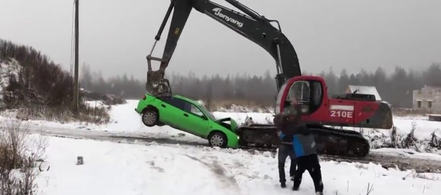 Οδηγός εκσκαφέα καταστρέφει αυτοκίνητο έπειτα από καβγά (video)