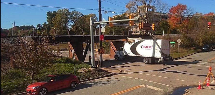 Οδηγός φορτηγού χτύπησε διαδοχικά σε δυο γέφυρες (video)