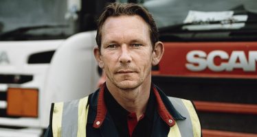 O άνθρωπος που επισκευάζει 20 χρόνια φορτηγά Scania (video)
