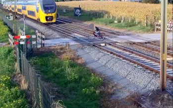 Τρένο πέρασε ξυστά από έναν παράτολμο ποδηλάτη (video)