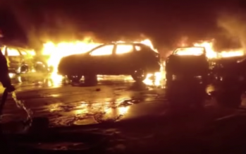 Πυρκαγιά κατέστρεψε εκατοντάδες Fiat και Maserati (video)