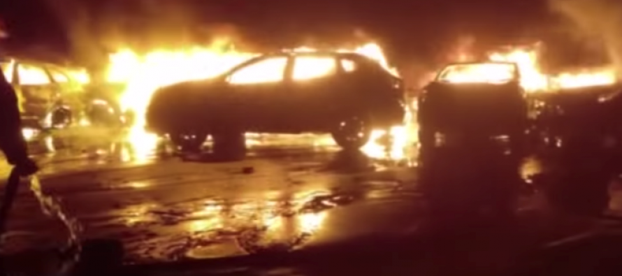 Πυρκαγιά κατέστρεψε εκατοντάδες Fiat και Maserati (video)