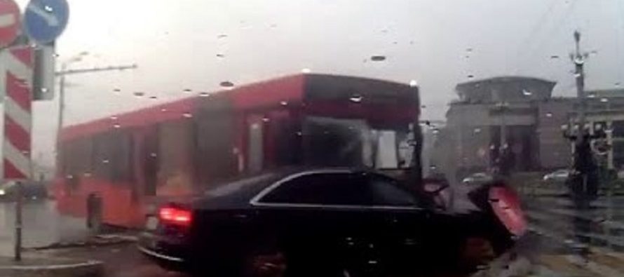 Λεωφορείο παραβίασε κόκκινο φανάρι και παρέσυρε ένα Audi A8 (video)